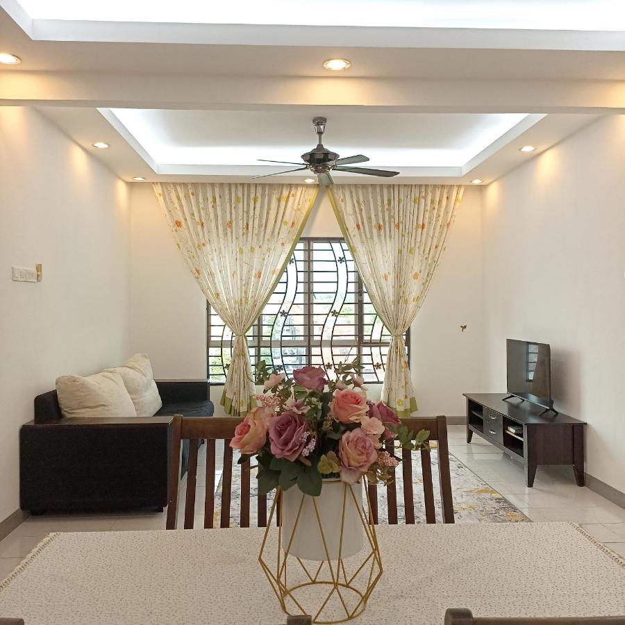 Tropika Homestay Bangi With 3 Bedrooms 加影 外观 照片